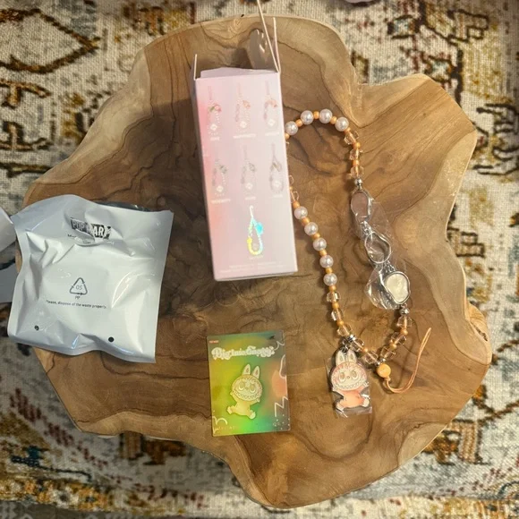 NEW Popmart THE MONSTERS Big into Energy
Series-Phone Charm Blind Box HAPPINESS - Picture 2 of 5